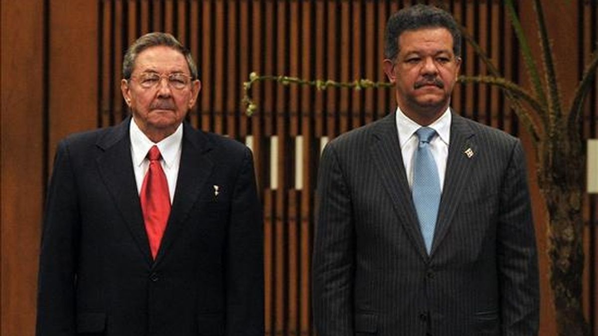 Leonel Fernández (d) será recibido en el Palacio de la Revolución, donde se le rendirán honores y mantendrá una reunión de trabajo con Raúl Castro (i)y miembros de su gabinete. EFE/Archivo
