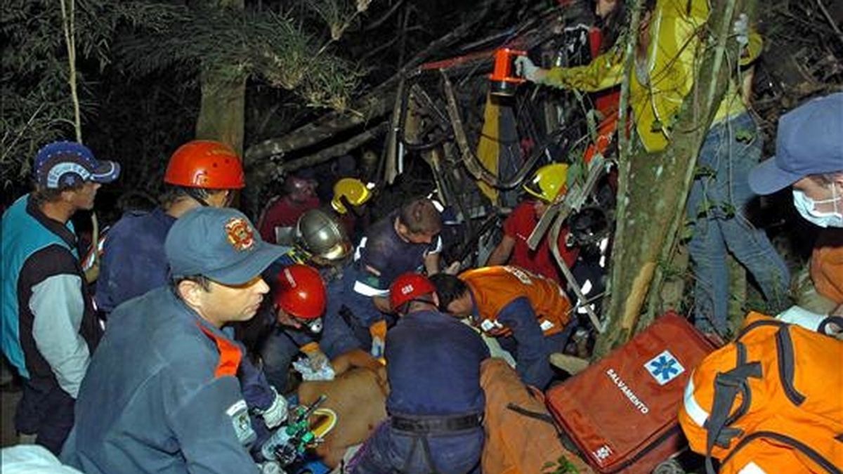 Imagen de este lunes de un grupo de rescatistas brasileños que realizan labores de rescate de los sobrevivientes y de los cuerpos de las víctimas, tras el accidente de un autobús en el que viejaban turistas argentinos. EFE