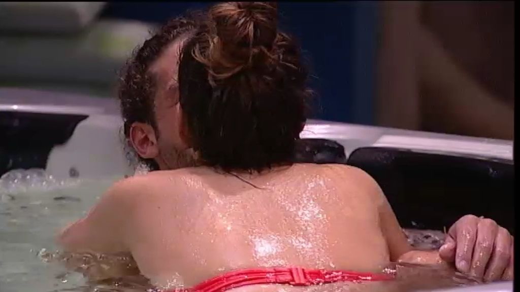 Besos y burbujas, casi en la oscuridad