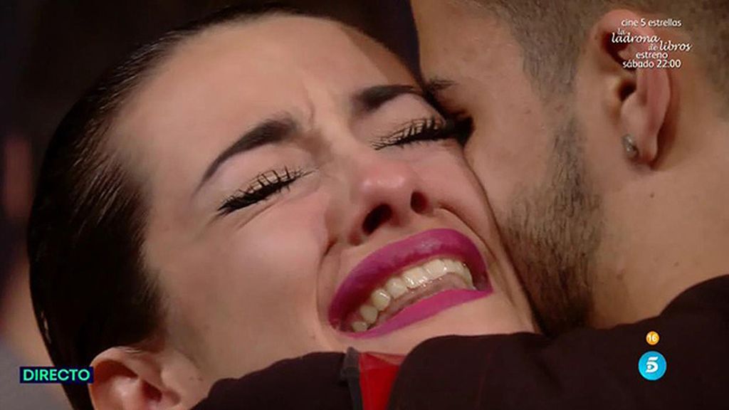 Abrazaba a su chico mientras él le decía: "Te amo"