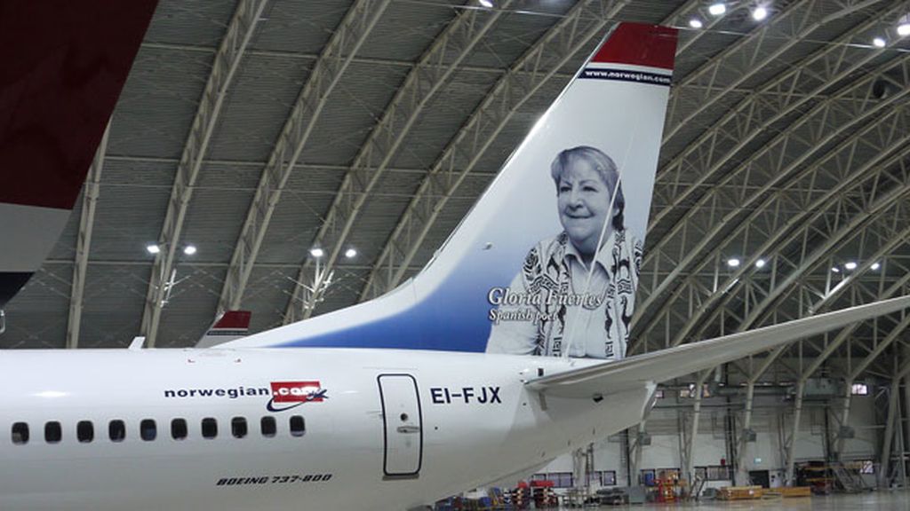 Aviones noruegos lucen la imagen de Gloria Fuertes Aviones noruegos lucen la imagen de Gloria Fuertes