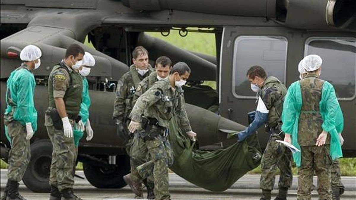 Militares descargan de una aeronave de la Fuerza Aérea Brasileña, en el archipiélago Fernando de Noronha, los primeros ocho cadáveres de víctimas del desastre del avión de Air France en el Atlántico. EFE
