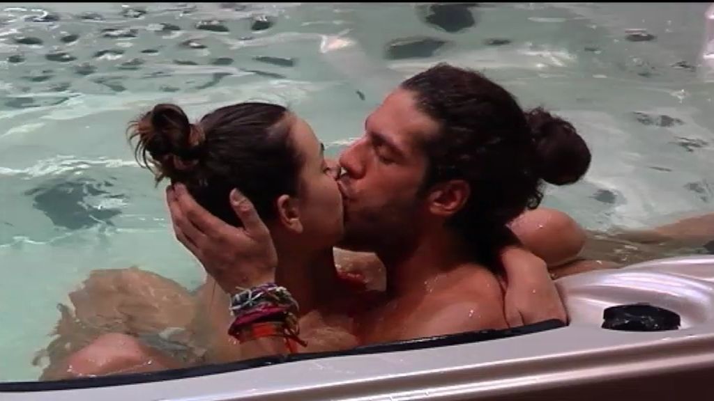 Besos y burbujas, casi en la oscuridad