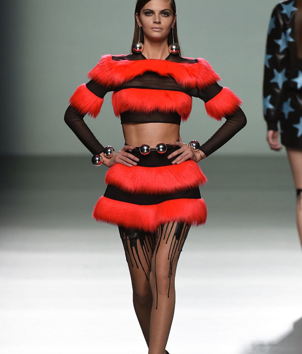 Tejidos metalizados, plastificados y silueta urbana