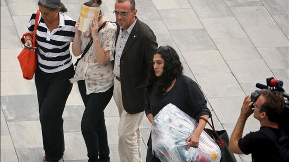 Los familiares de Francesc Espasa, el joven que aún no ha sido localizado por las autoridades mexicanas, a los que los dos jóvenes supervivientes que llegaron al aeropuerto de El Prat de Barcelona han entregado parte de su equipaje. EFE