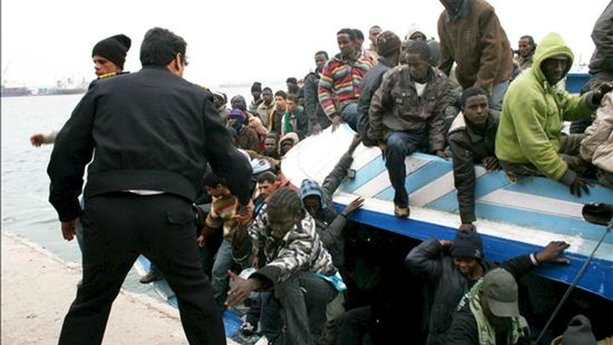 Fotografía facilitada este miércoles 1 de abril, que muestra el desembarco de inmigrantes africanos que tuvieron que ser rescatados en alta mar cuando los tres botes en los que viajaban volcaron, en Trípoli (Libia), el 29 de marzo. EFE