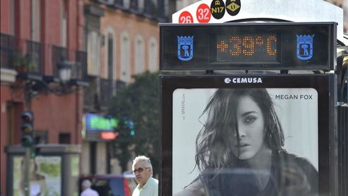 Un termómetro de una parada de autobús marca 39 grados. EFE/Archivo