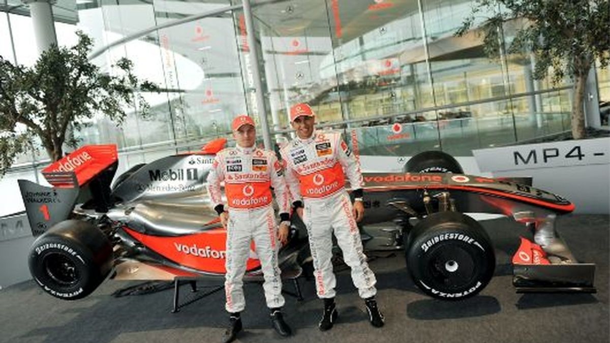 Hamilton y Kovalainen, junto al MP4/24. FOTO: EFE.