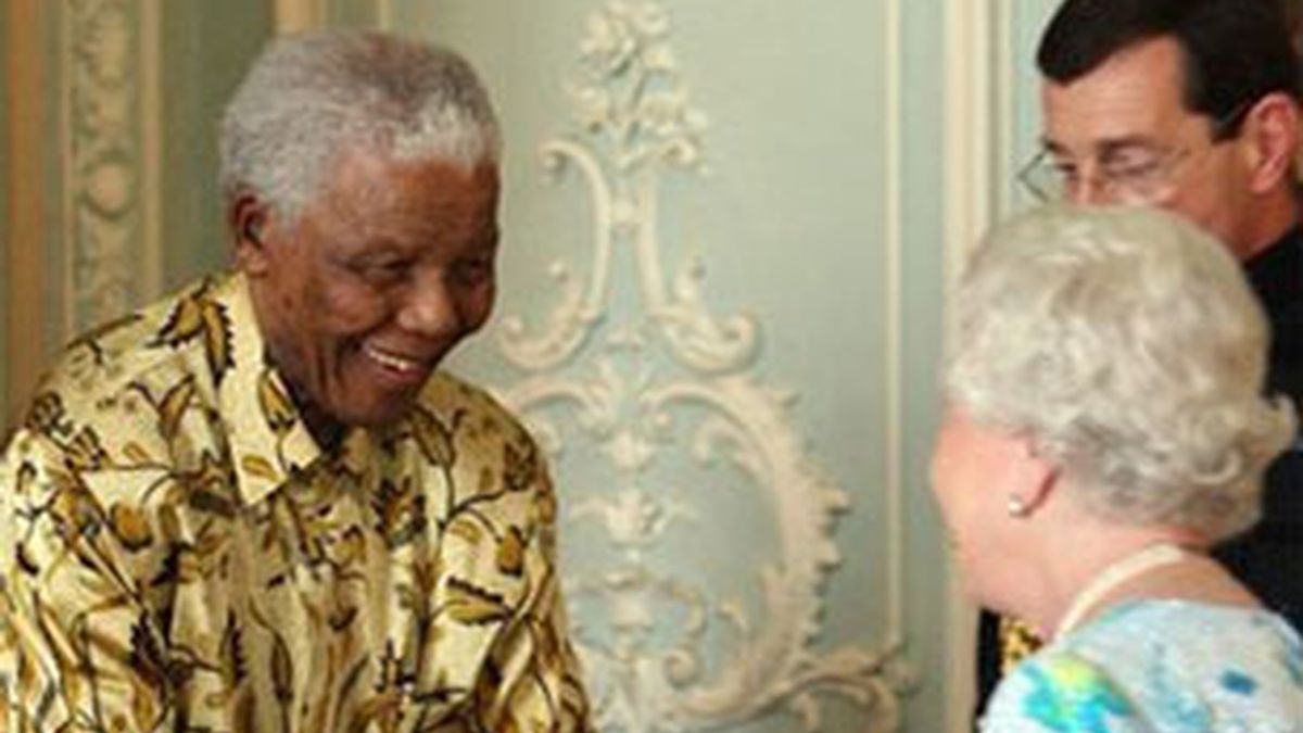 Nelson Mandela es recibido por la reina Isabel II en el Palacio de Buckingham. Foto: AP.