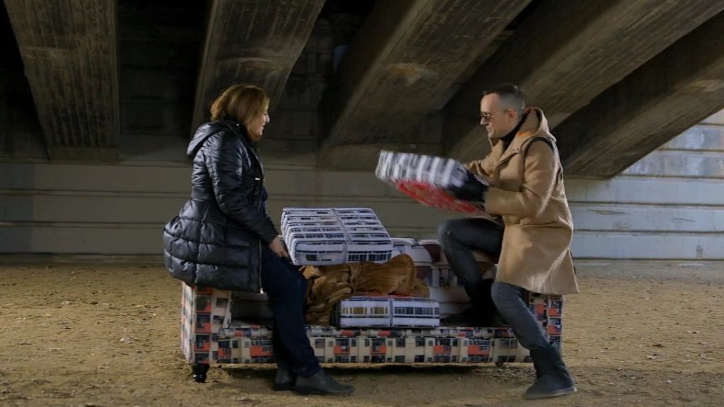 Ada Colau y Risto charlan debajo de un puente