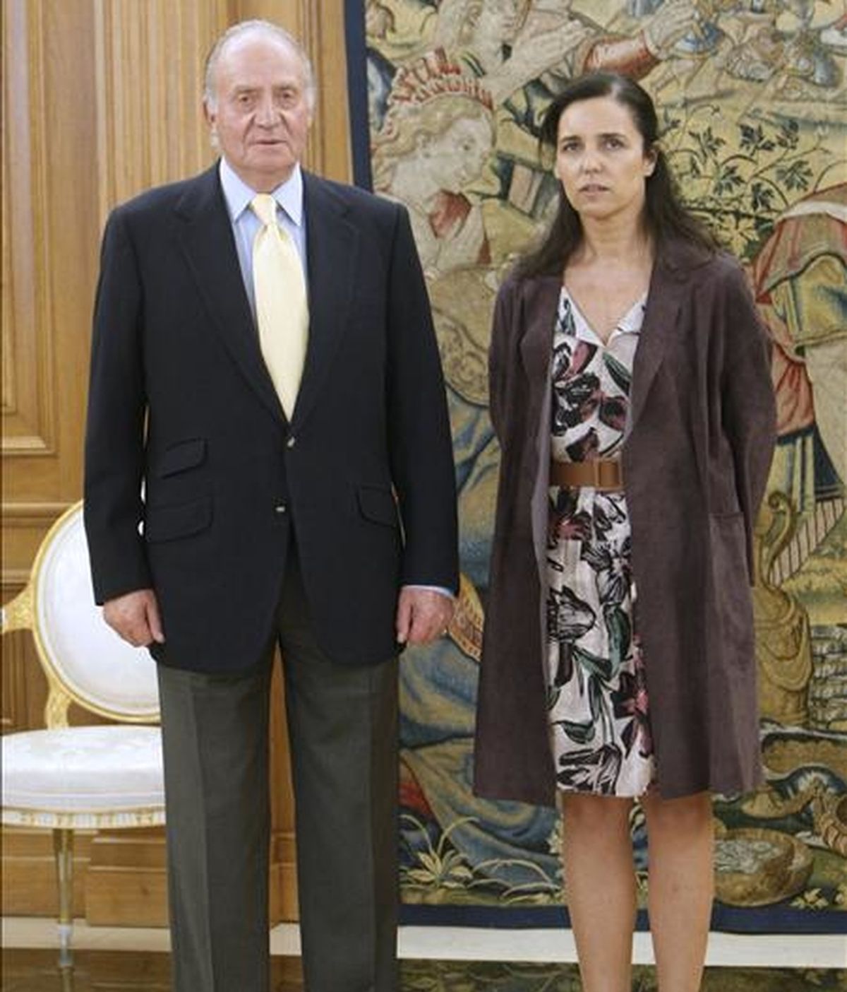 El rey Juan Carlos recibió hoy en audiencia en el Palacio de la Zarzuela a la presidenta del Parlamento de Galicia, Pilar Rojo, quien comunicó a la Casa Real la elección por el Parlamento de Galicia de Alberto Núñez Feijóo como presidente de la Xunta. EFE