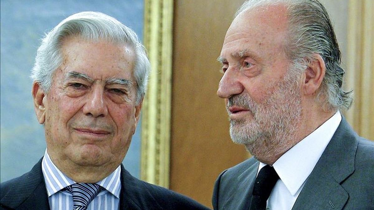 El rey Juan Carlos posa junto al escritor y académico Mario Vargas Llosa (i) a quien ha recibido en audiencia esta tarde en el Palacio de la Zarzuela. EFE