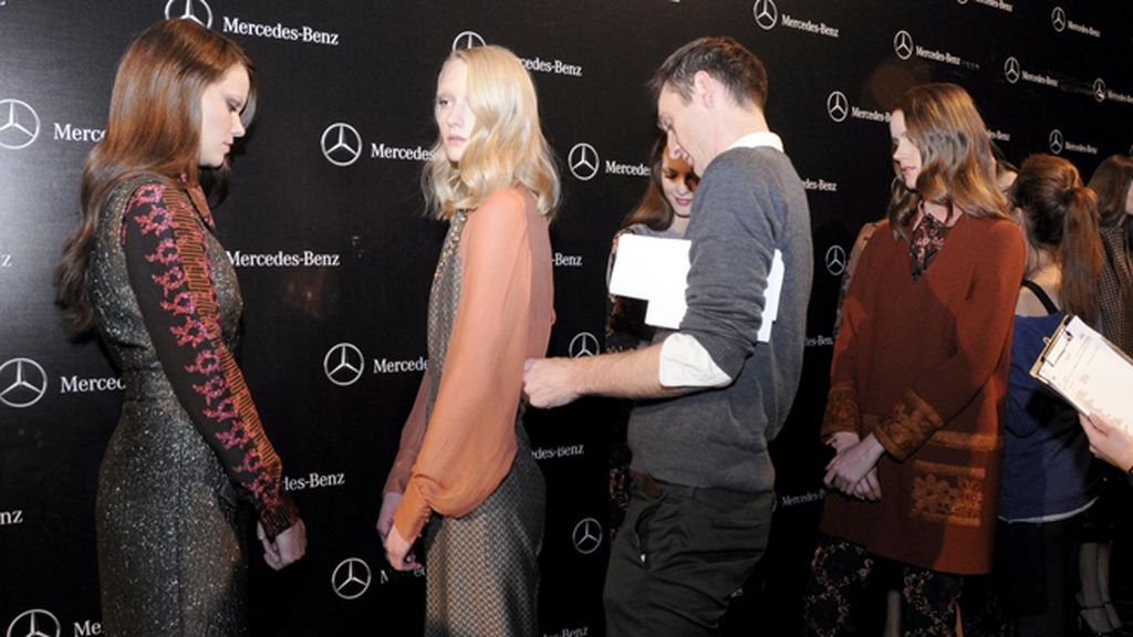 En el backstage de Ailanto dando los últimos retoques a una de las piezas de la colección