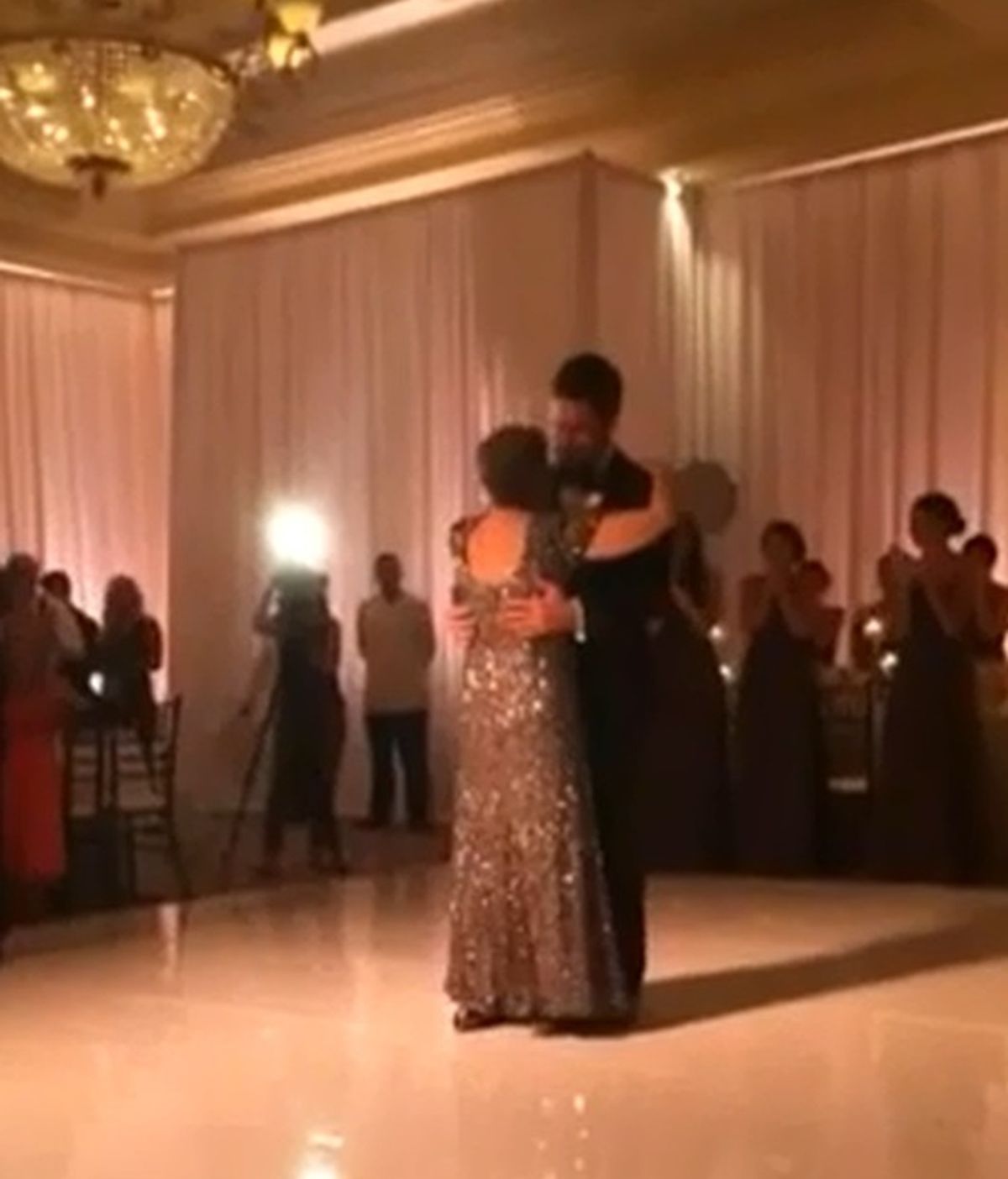 Una madre baila en la boda de su hijo días antes de morir