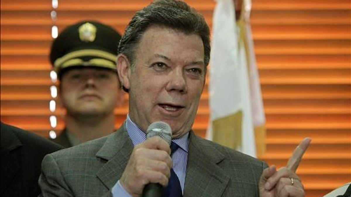 El gobernante electo de Colombia, Juan Manuel Santos, habla a la prensa después de recibir la credencial que lo acredita como nuevo jefe del Estado, en Bogotá (Colombia). EFE