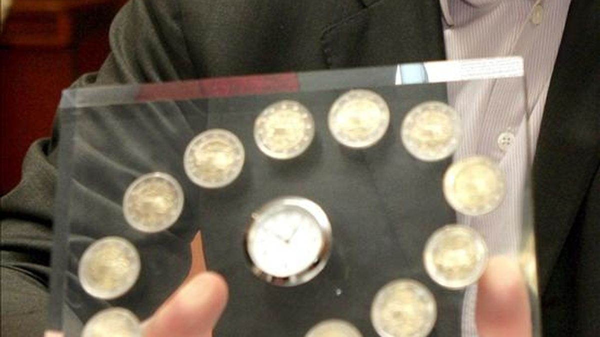 En la imagen, una pieza de coleccionista con monedas de euro emitidas por el 50 aniversario del Tratado de Roma. EFE/Archivo