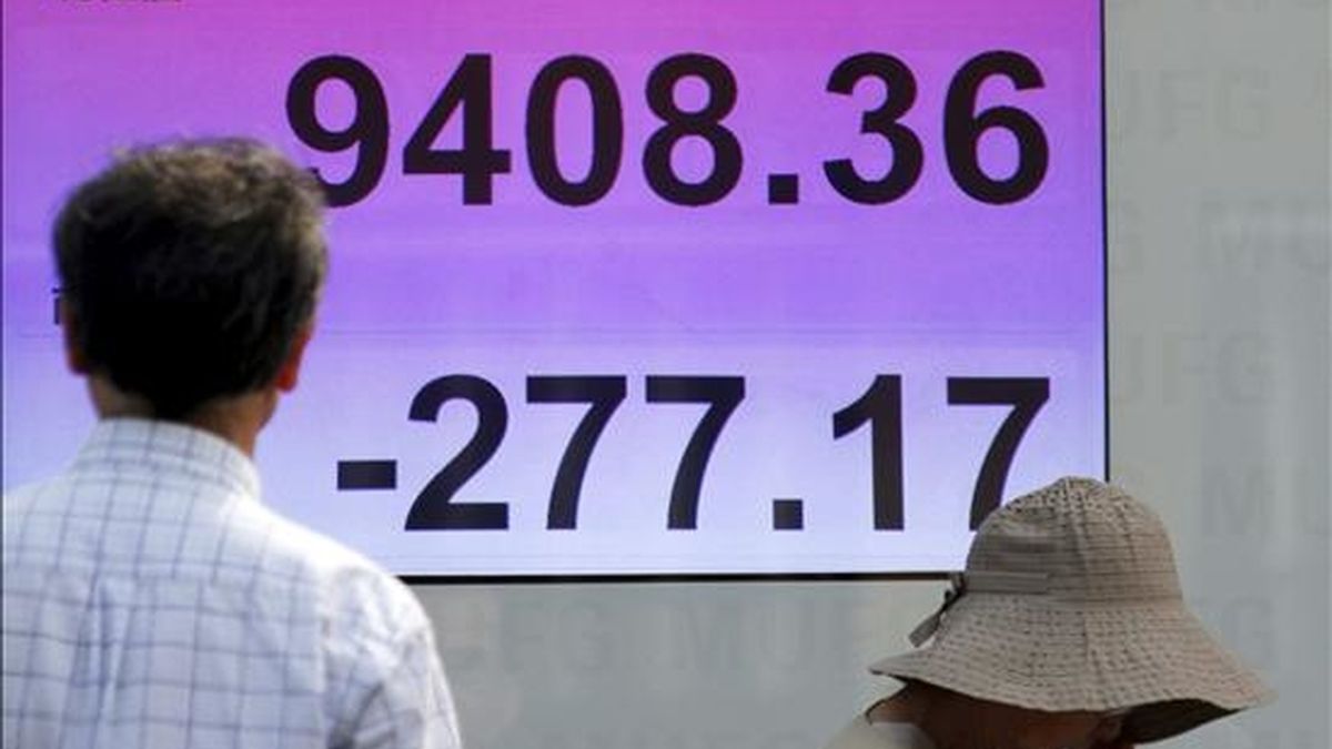 Un hombre se detiene ante una pantalla con los resultados de la Bolsa de Tokio (Japón). EFE/Archivo