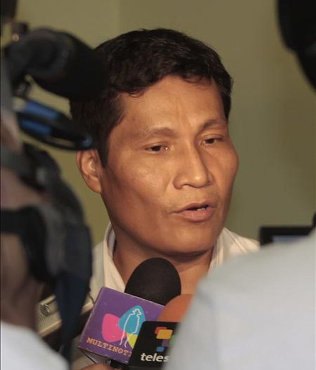 Fotografía cedida en la que aparece el líder indígena peruano Alberto Pizango mientras brinda declaraciones ante algunos medios de comunicación a su llegada al aeropuerto internacional de Managua (Nicaragua). EFE