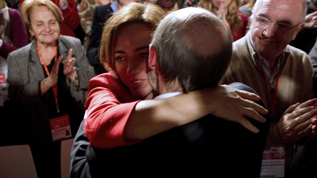 Abrazo de Alfredo Pérez Rubalcaba y Carme Chacón