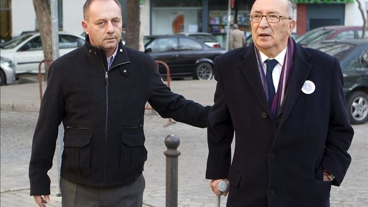 Antonio del Castillo (i) y José Antonio Casanueva, padre y abuelo de Marta a su llegada a los Juzgados de Sevilla donde se está celebrando hoy la séptima jornada a puerta cerrada del juicio contra el menor Javier G.M., apodado "el Cuco", acusado de la violación y muerte de la joven sevillana. EFE Antonio del Castillo (i) y José Antonio Casanueva, padre y abuelo de Marta a su llegada a los Juzgados de Sevilla donde se está celebrando hoy la séptima jornada a puerta cerrada del juicio contra el menor Javier G.M., apodado "el Cuco", acusado de la violación y muerte de la joven sevillana. EFE