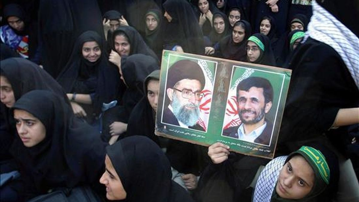 Estudiantes iraníes se concentran durante un acto de protesta contra Estados Unidos en el exterior de la antigua sede de la embajada estadounidense en Teherán, Irán. EFE/Archivo