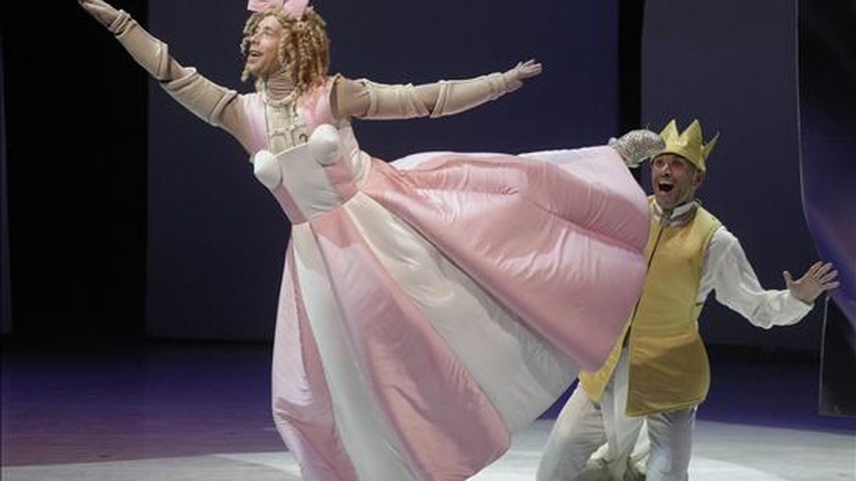 "Les Ballets de Monte-Carlo", bajo la dirección de Jean-Christophe Maillot interpretan "La Cenicienta" en una actuación en Perelada (Girona) en octubre de 2006. EFE/Archivo