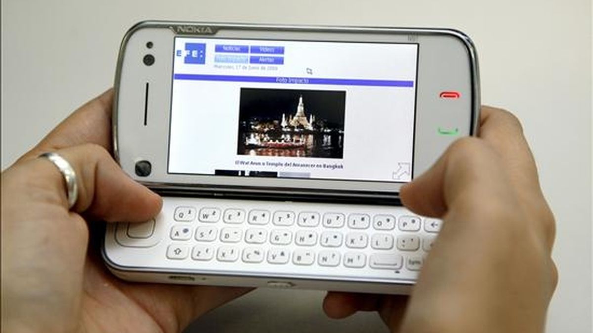 Una persona maneja el móvil N97, definido por los directivos de Nokia como un "ordenador real", que es un móvil en línea con las tendencias de tecnología táctil, pero que incluye un teclado completo que hace sencillo y rápido el uso de la mensajería. EFE
