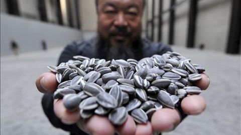 Ai Weiwei tapiza el suelo de la Tate con cien millones de pipas de porcelana