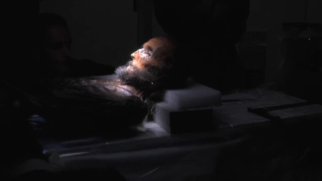 Los forenses analizan la momia del general Prim