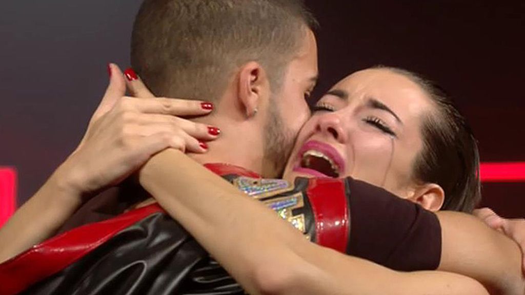 Abrazaba a su chico mientras él le decía: "Te amo"