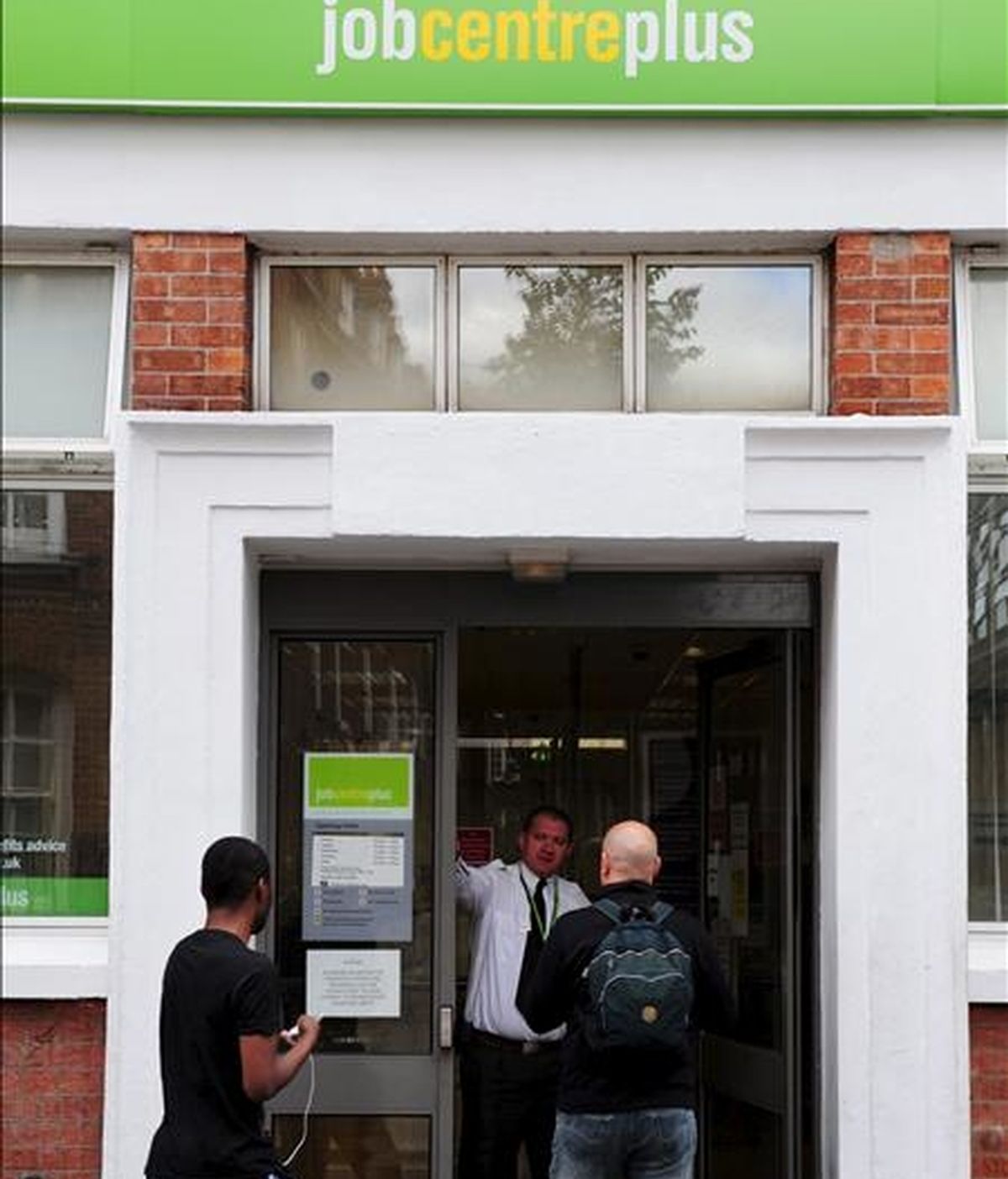 Dos hombres entran a una oficina de empleo en Chadwick Street, Westminster (Londres). EFE/Archivo