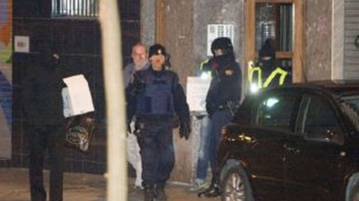 Agentes de Policía sacan documentación tras el registro del domiciio de Unai Berrosteguieta Eguiara, en Vitoria. Vídeo: ATLAS