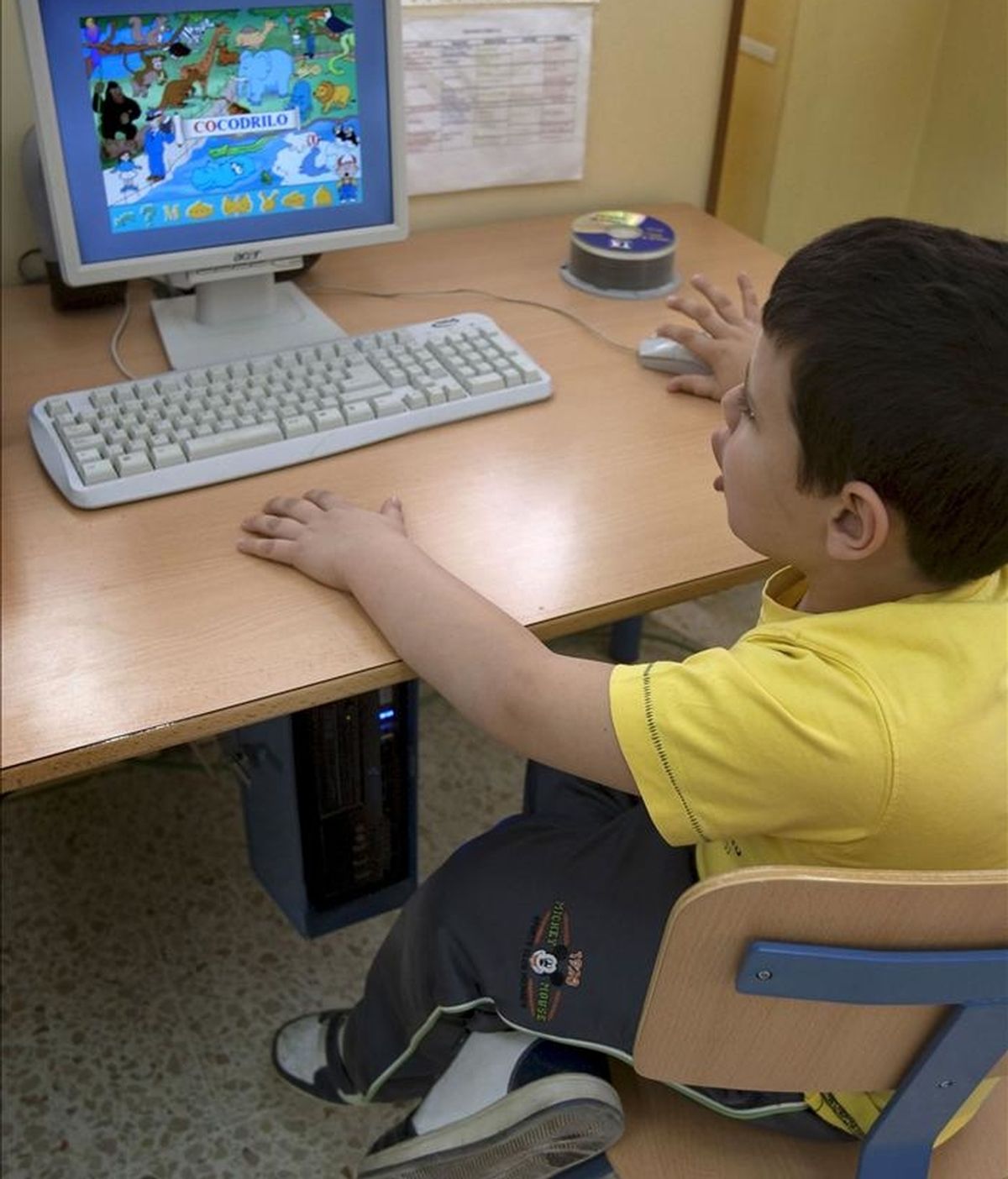 Un niño aprende palabras gracias a un ordenador. EFE/Archivo