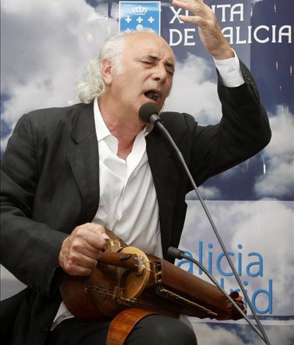 El cantautor Amancio Prada, durante una actuación. EFE/Archivo El cantautor Amancio Prada, durante una actuación. EFE/Archivo