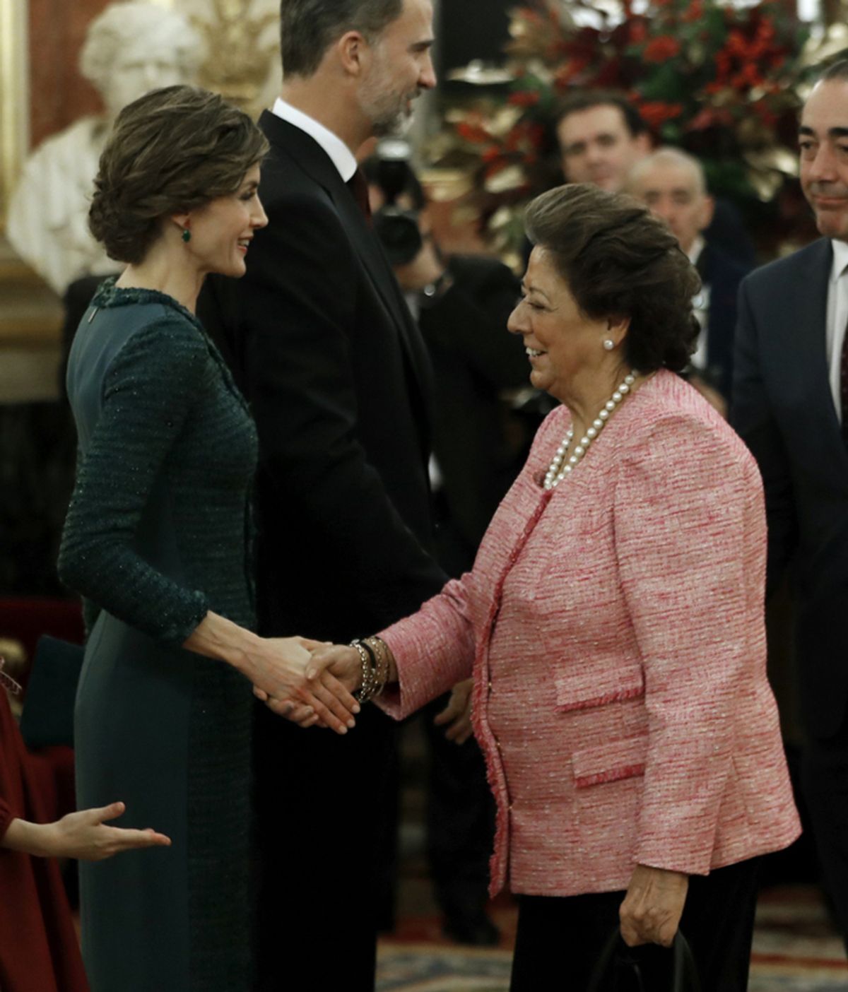 La Reina Letizia saluda a la senadora Rita Barberá