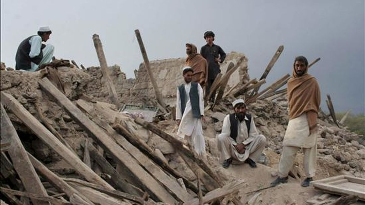 Víctimas del terremoto registrado en una zona tribal del este afgano permanecen junto a sus casas destrozadas en la provincia de Nangarhar. EFE