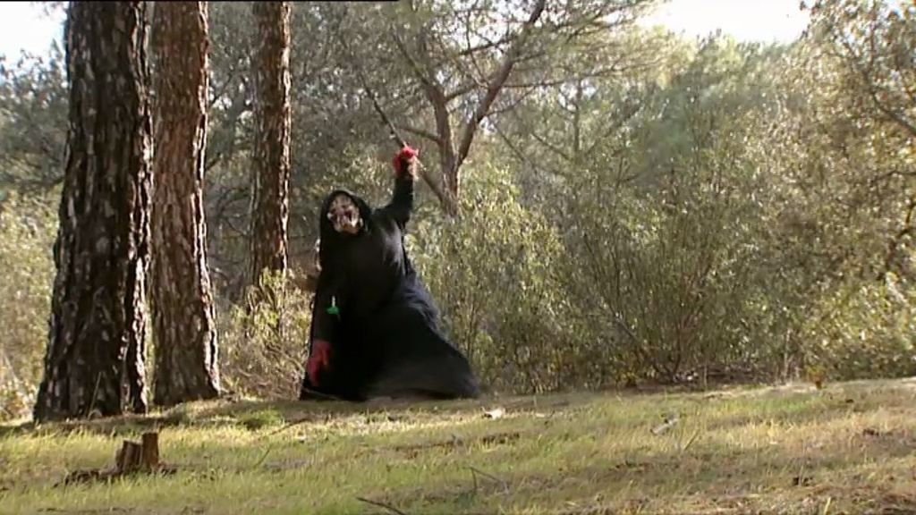 Chema se disfraza de monstruo para asustar a Luisma y a Machu