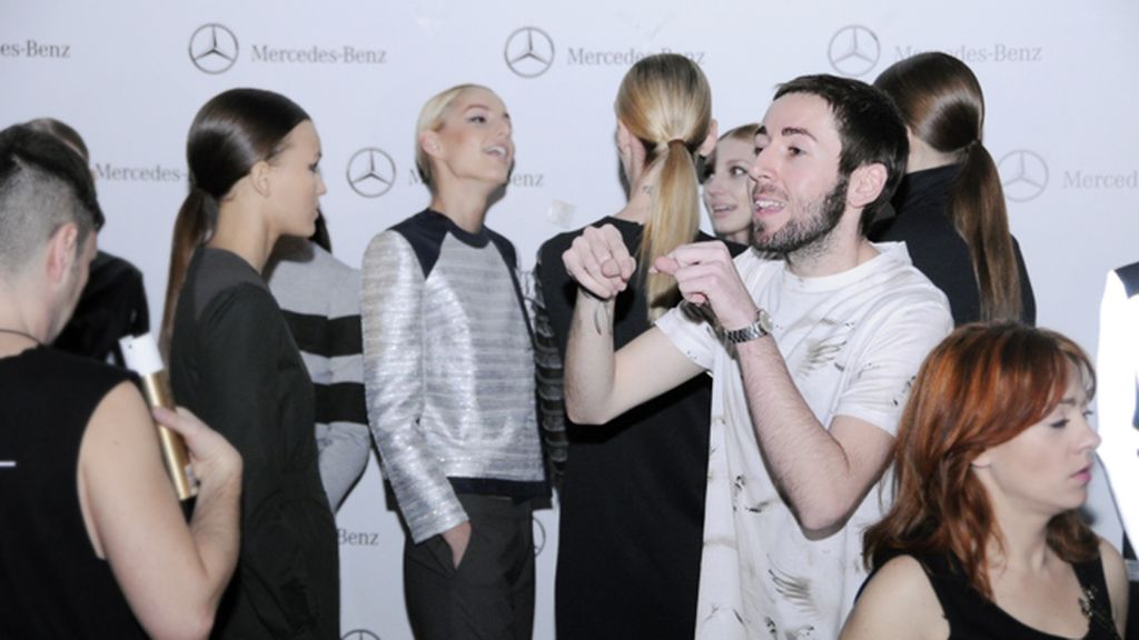 Daniel Rabaneda dando instrucciones a sus modelos momentos antes del inicio del desfile