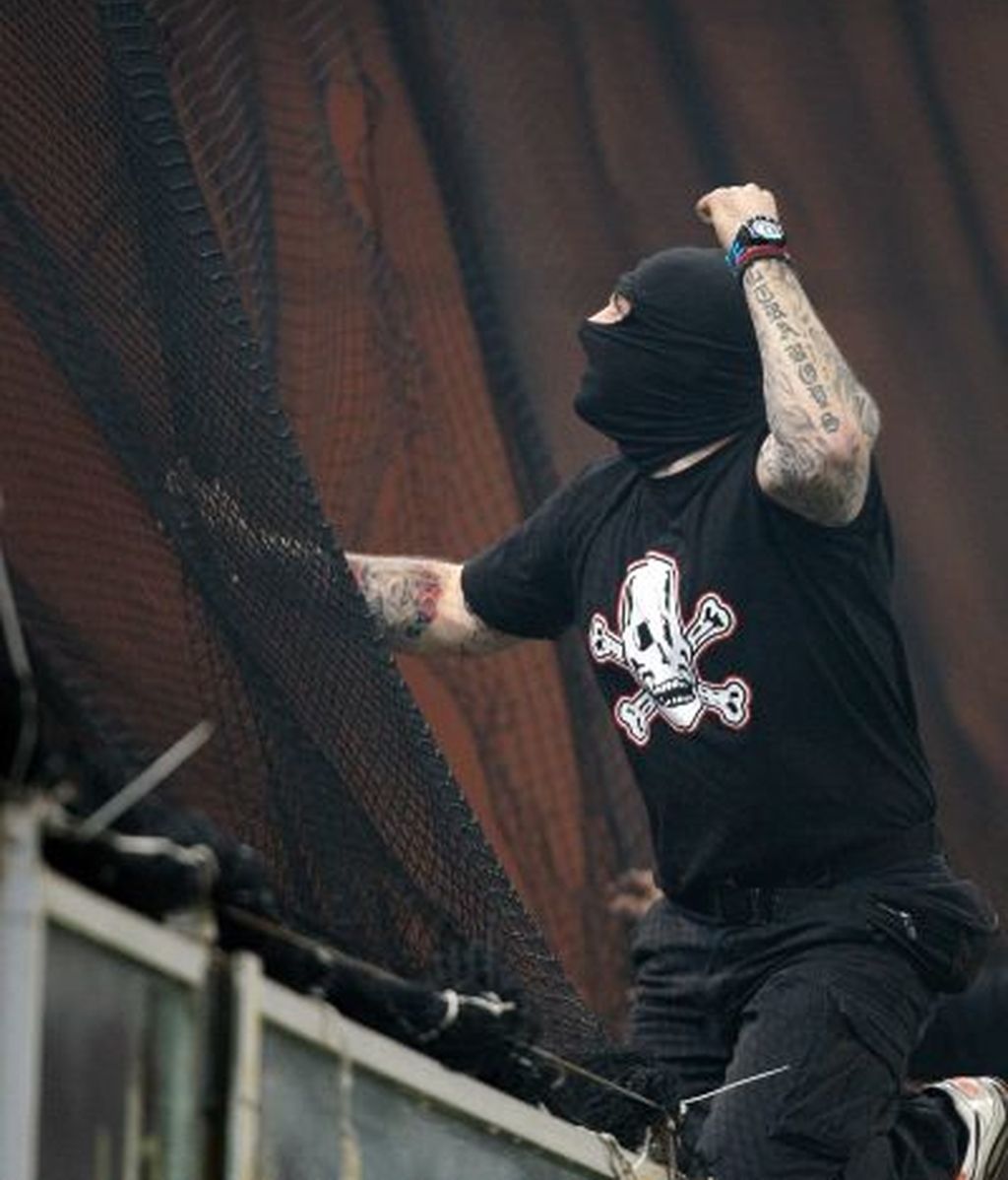 Los ultras serbios revientan el Italia-Serbia y destrozan Génova