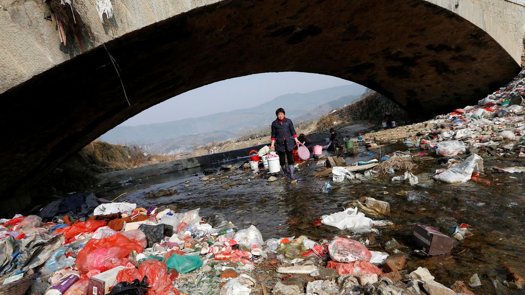La colada en un río lleno de basura en China