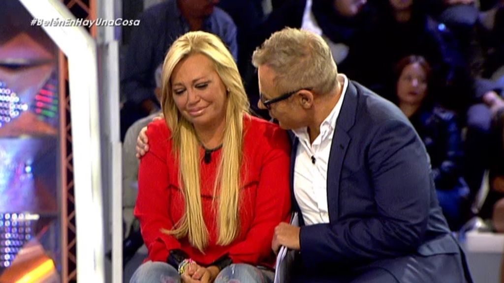 Belén Esteban, emocionada en el plató de 'Hay una cosa...'