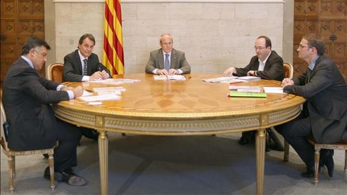 El presidente catalán, José Montilla (c), junto a los líderes de CiU, Artur Mas (2i), PSC, Miguel Iceta (2d), ERC, Joan Puigcercós (i) e ICV-EUiA, Joan Herrera (d), durante la reunión que han mantenido esta tarde en el Palau de la Generalitat. Vídeo: Informativos Telecinco.