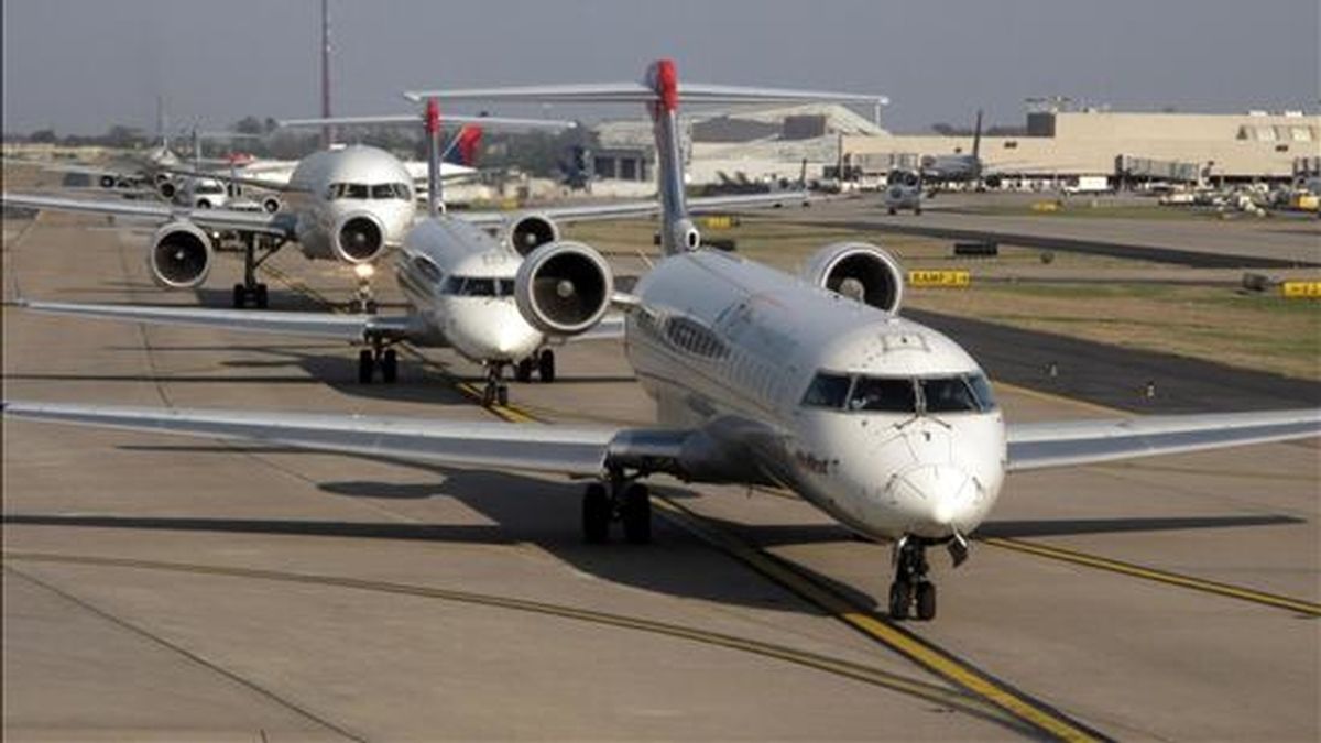 La aerolínea estadounidense Delta, la mayor del mundo, prevé reducir un 15% de su capacidad en operaciones internacionales, un 5% más de lo que anunció en marzo, debido a la significativa baja de la demanda. EFE/Archivo