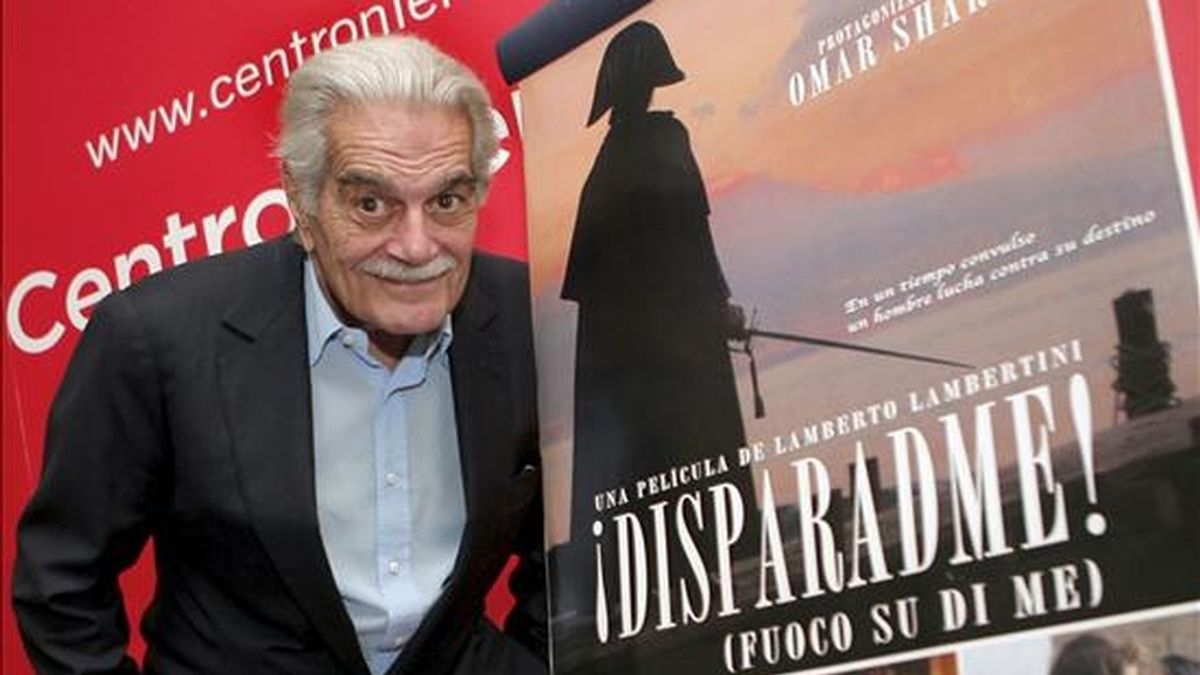 El actor egipcio Omar Sharif asistió hoy en Avilés al estreno en España de la película "¡Disparadme!", un film ambientado en la Nápoles de comienzos del siglo XIX., en un acto organizado por el Centro Niemeyer. EFE