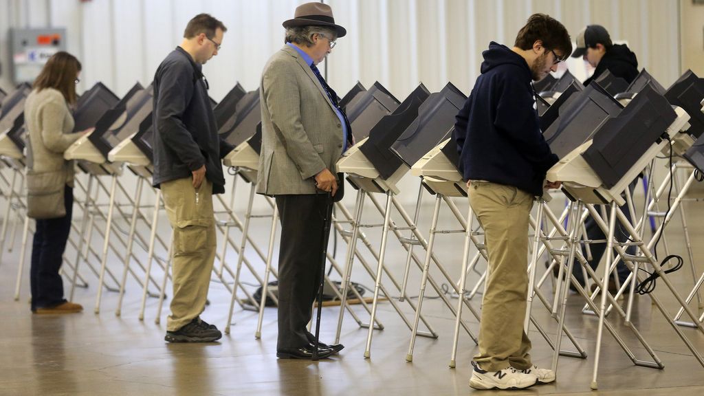 Algunas personas ejercen su derecho al voto en Ohio, EEUU