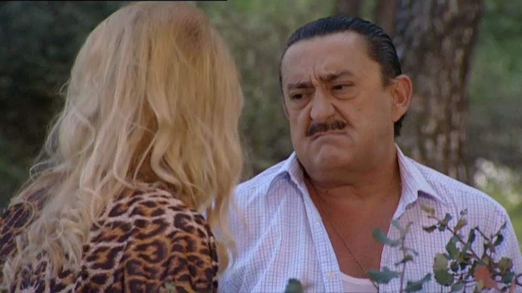 Entre el y Chema consiguen que se libren de su chulo