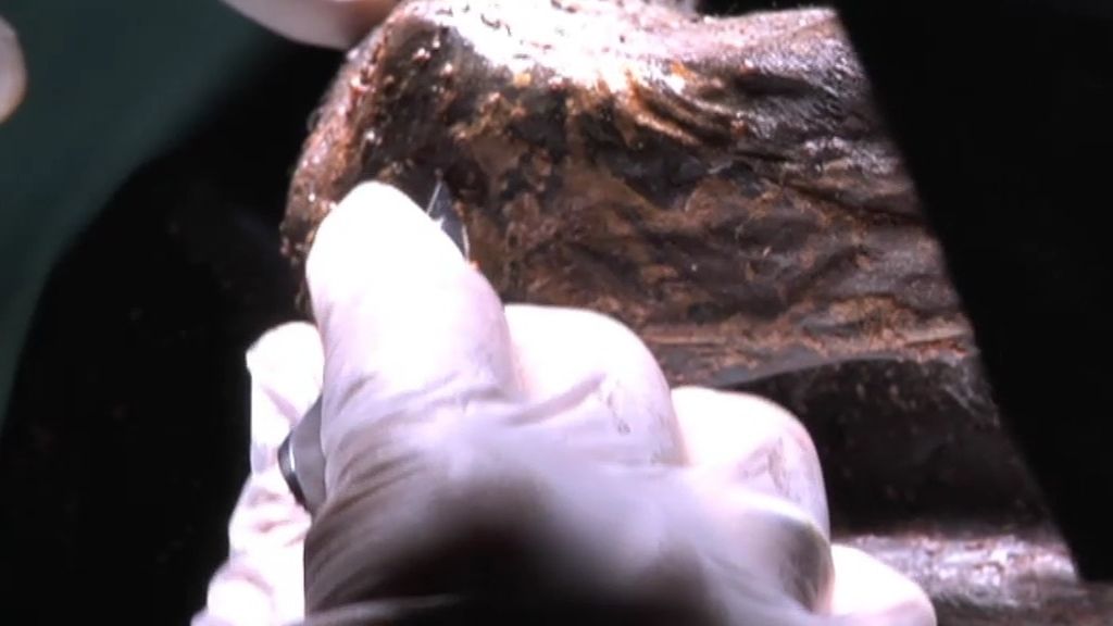 Los forenses analizan la momia del general Prim