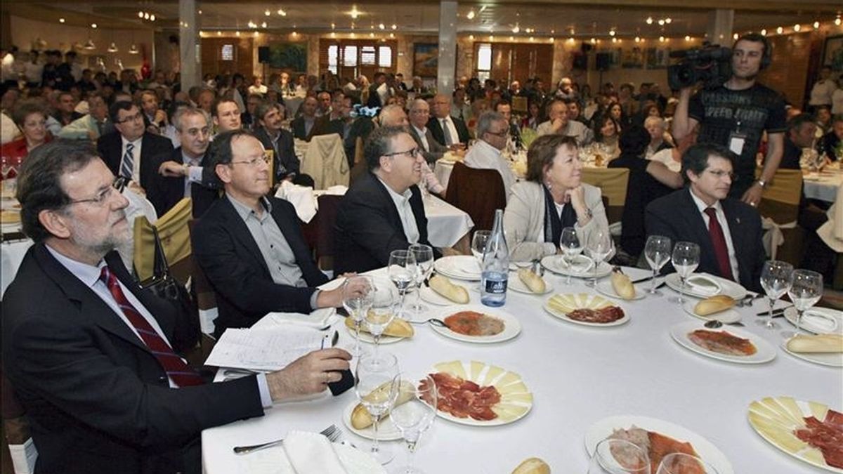El presidente del Partido Popular, Mariano Rajoy (i), durante la comida mitin que su partido ha celebrado hoy en Murcia con afiliados y simpatizantes del PP. EFE
