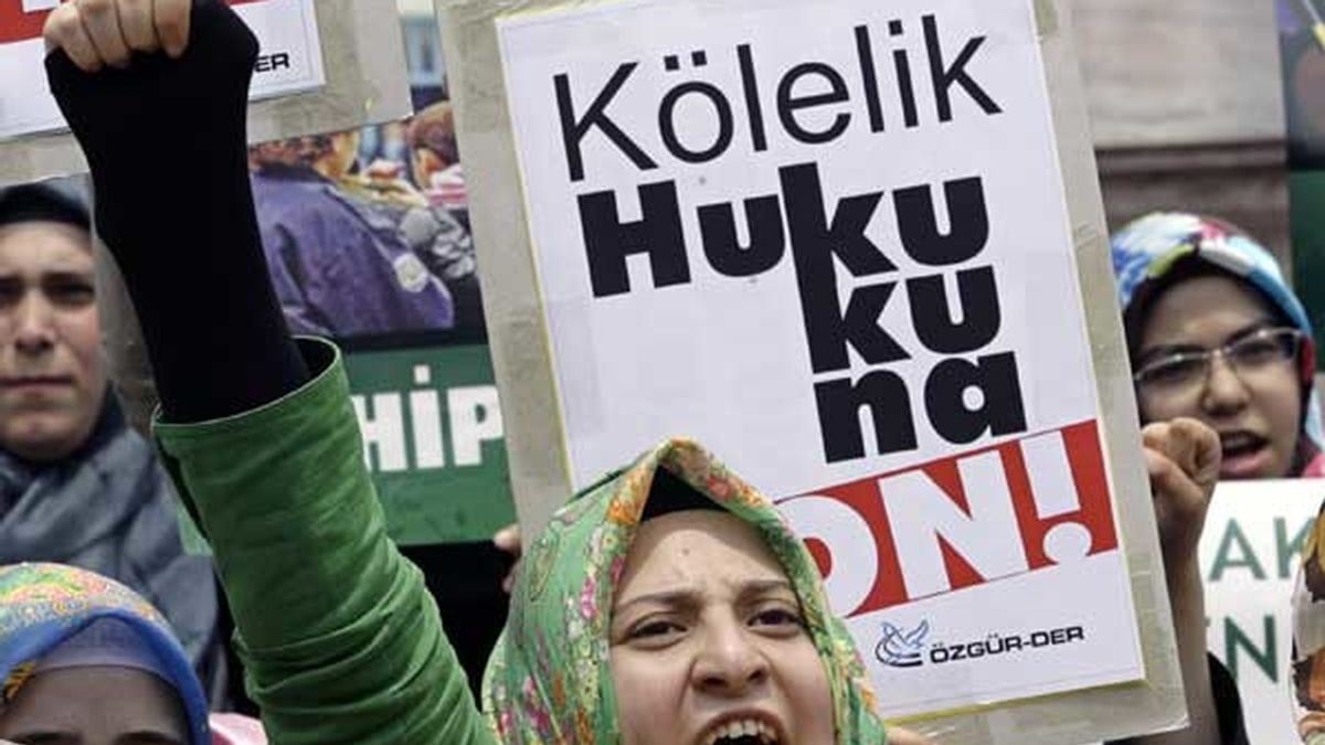 La mujeres turcas que usan pañuelo islámico se han manifestado en las calles de Ankara. Vídeo: ATLAS.