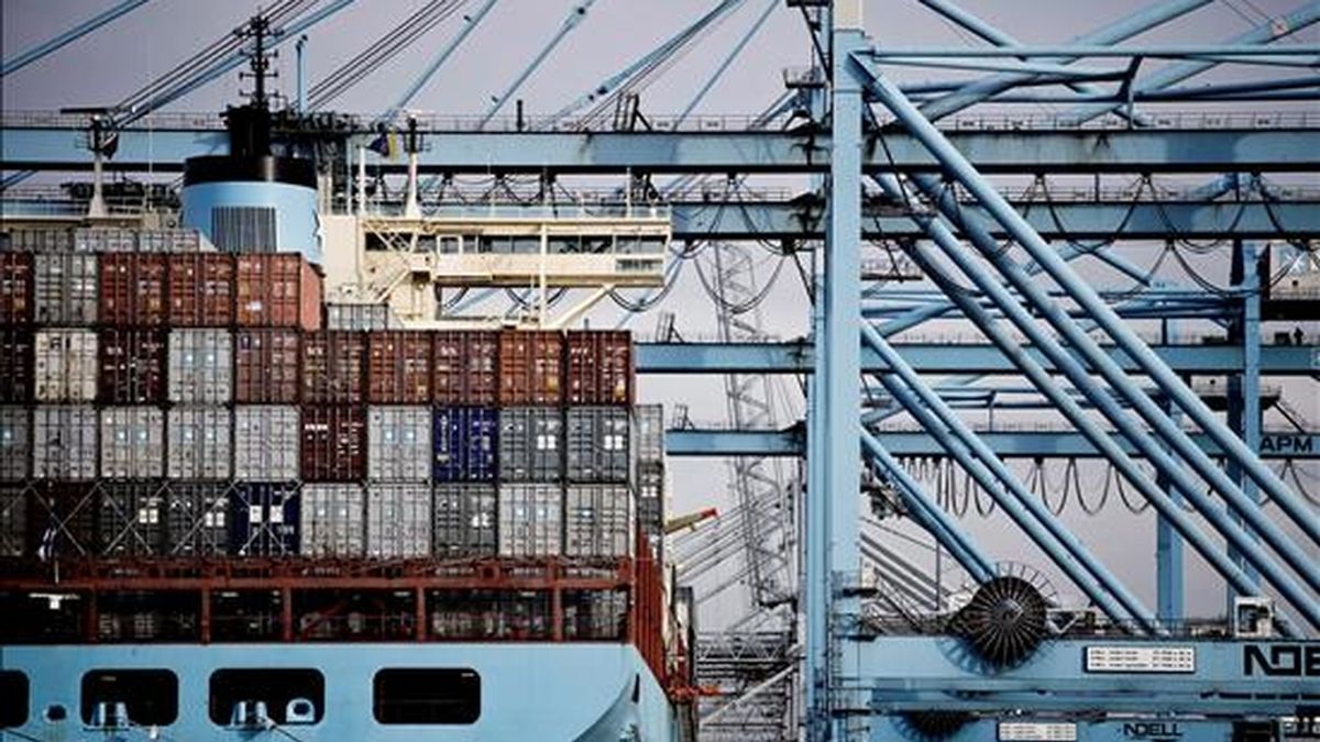 En la imagen, un buque contenedor de la compañía naviera danesa A.P. Moller-Maersk en el puerto de Rotterdam, Holanda. EFE/Archivo